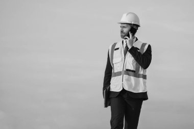 İnşaat işletmesi sahibi telefonda bina ve kopyalama alanından bahsediyor..