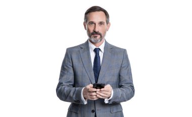 Takım elbiseli bir iş adamı telefon kullanır. Blogda iş adamıyla mesajlaşıyorum. İletişim. Telefondaki mesajlaşan iş adamı beyazdan izole edilmiş. İş mesajlaşması. İnternet işi. Metin görgü kuralları.