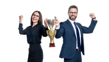 İş başarısı. İş dünyasının başarılı toplantıları beyazlar üzerinde izole edildi. Başarılı iş kadını takım elbiseli adam şampiyonluk kupasını tutuyor. İş ödülü ve başarı. Sürdürülebilir başarı.