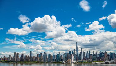 New York City, ABD - 05 Mayıs 2023: New York Şehri gökdelenleri yükseliyor.