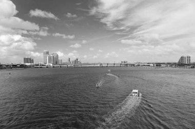 Miami Skyline ve şehir manzarası. Miami Skyline yatıyla birlikte. Miami Skyline 'ın fotoğrafı. Miami ufuk çizgisi.