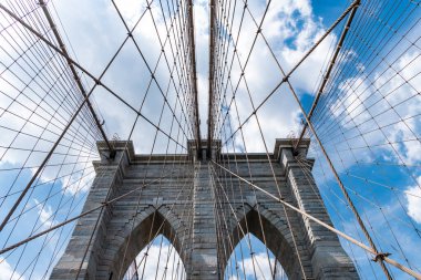 Amerikan mimarisi tarihi eser. Manhattan 'a giden yol. New York 'taki Brooklyn Köprüsü. Metropolis 'teki Brooklyn Köprüsü manzarası. Brooklyn 'deki tarihi köprünün mimarisi. Brooklyn Köprüsü 'nden Manhattan' a.