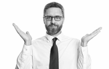 Beyazların üzerinde kafası karışmış bir adam. Stüdyoda kafası karışmış. Adamın arka planda kafası karışmış. Göz giysisinde kafası karışmış bir adamın fotoğrafı..