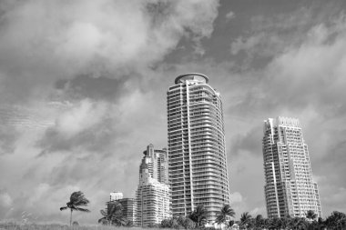 Gökdelen mimarisinin dış yüzünün fotoğrafı. Miami 'de gökdelen mimarisi. Florida 'da gökdelen mimarisi. Miami şehir merkezinde gökdelen mimarisi.