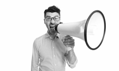 Megafonlu bir adam beyaz arka planda izole edilmiş. Stüdyoda megafonlu bir adam duyurdu. Adam megafonla anons yapıyor. Megafonlu bir adamın fotoğrafı..