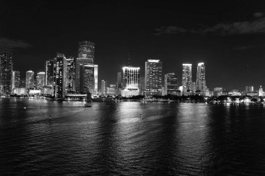 Miami Metropolis gökdelenleri geceleri yükseliyor. Florida 'daki Miami Metropolis silueti. Miami Metropolis ufuk çizgisiyle ufuk çizgisi. Miami Metropolis 'in gökdelenli fotoğrafı.