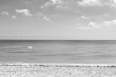 Güzel yaz deniz manzarası, gün ışığında. Deniz manzarası, gün ışığında gökyüzü. Gün ışığında deniz manzaralı ufkun fotoğrafı. Gün ışığında deniz manzarası ufku.
