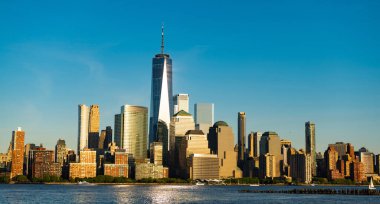 Kentsel mimari. Manhattan ve Hudson River şehir merkezinde. Metropolitan şehir manzarası. New York şehir merkezi. Manhattan gün batımında ufuk çizgisi. New York şehri. New York gökdelen binası.