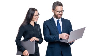 Beyazlar üzerinde izole iş adamları. Çevrimiçi çalışan serbest çalışan biri. Online iş iletişimi. Ofisinde dizüstü bilgisayarı olan iş adamları. Uzaktan kumandalı çalışıyor. İş başarısı. Bir anlaşma yap..
