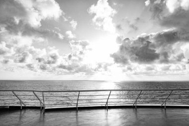 Güverteden yaz deniz manzarası. Yaz mevsimi deniz manzarası. Ufuk çizili yaz deniz manzarası. Yaz deniz manzarasının fotoğrafı.