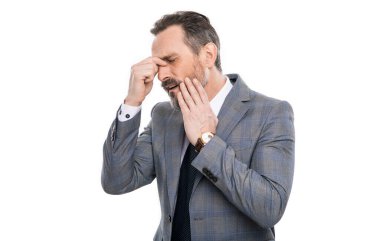 İş adamının dişi ağrıyor. Takım elbiseli olgun iş adamı beyazda izole edilmiş. Baş ağrısı ve göz yorgunluğu. Kronik baş ağrısı. Aşırı çalışma ve son teslim tarihinden dolayı migren ağrısı. Başı ağrıyan takım elbiseli bir iş adamı.