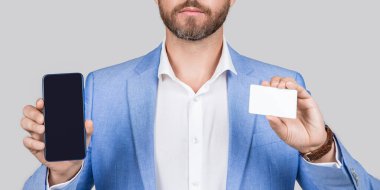 Adam online bankacılığa ödeme yapıyor. Alışveriş uygulaması. Siber Pazartesi. İş adamı hızlı ödeme için akıllı telefonu kullanır. Müşteri telefonda online para kullanıyor. Gösteri kartviziti. Kredi kartı ya da banka kartı. Kırpılmış görünüm.