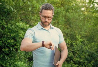 İşletme müdürü serbest çalışıyor ve dışarıyı kontrol ediyor. İşletme müdürü serbest çalışıyor. İşletme müdürünün bilgisayardaki serbest fotoğrafı. İşletme Yöneticisi Serbest.