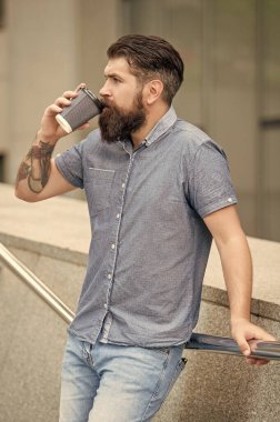 Olgun bir adam kahve molasında içer. Kahve molasında olgun bir adam. Sokakta kahve molasında olgun bir adam. Kahve molasında olgun bir adamın fotoğrafı..