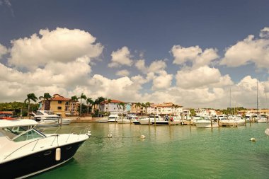Yatı kenetlenmiş bir yaz limanı görüntüsü. Yazın yat limanı. Yaz tatilinde yat limanı. Limanda yaz yatı.