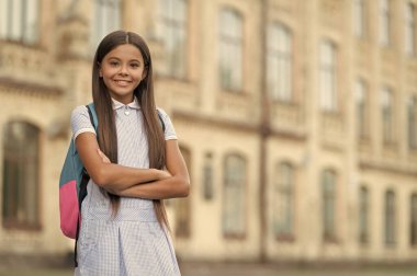 Açık havada pozitif liseli kız. Genç bir kızın fotoğrafı, fotokopi reklamı. Liseli kız. Sırt çantalı genç kız..