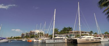 Miami, Florida ABD - 25 Mart 2023: Yelkenli yatlı panoramik yaz limanı.