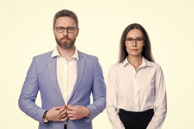 Stüdyoda iş patronu ve çalışanı. Bir çift iş adamı ve resmi kıyafet işçisi. İşletme patronu ve çalışanı imajı. iş patronu ve çalışanı beyaz arka planda izole edilmiş.
