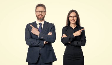 Beyaz arka planda izole edilmiş iş adamları işaret ediyor. Stüdyodaki iş adamları. Resmi giyimli bir çift iş adamı. İş dünyasından profesyonellerin fotoğrafı.