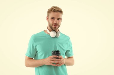Stüdyoda kahve içen milenyum adamı. Kahveli milenyum çocuğunun fotoğrafı. Kahveli milenyum çocuğu beyaz üzerine izole edilmiş. Geçmişinde kahve olan bin yıllık bir adam..