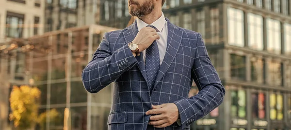 Kentsel arka planda profesyonel iş adamlarına kırpılmış bakış açısı. Profesyonel iş adamı, sokakta ceket giyiyor. Profesyonel iş adamının kravatlı fotoğrafı. ticari profesyonel açık hava.
