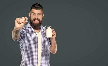 Mutlu yetişkin adam gri arka planda hapları tutar. seçici odak.