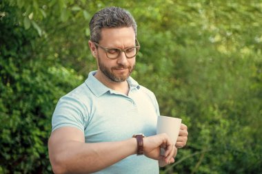 Kahve zamanı gelmiş bir adamın yaşam tarzı. Sabahları kahve içen bir adam. Açık havada kahve içen bir adam. Kahveli bir adamın yaşam tarzı fotoğrafı..