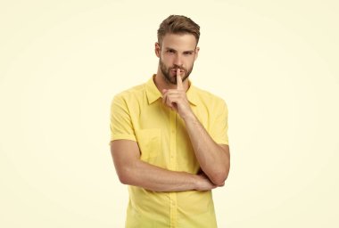 Arka planda sessiz bir jest yapan adam. Stüdyoda kıllı bir adam var. Tüylü bir adamın fotoğrafı. Tüylü adam beyazda tek başına..