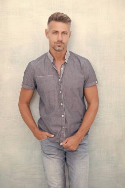 Stüdyoda neşeli, şık, olgun bir adam. Arka planda şık, olgun bir adam. Şık, olgun bir adamın fotoğrafı. Gri üzerine izole edilmiş şık olgun bir adam..