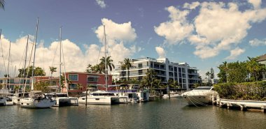 Lüks yaz limanındaki cennete kaçmak. Lüks yaz mevsiminde rahatla. Bu çarpıcı yaz gezisinde son derece lüks bir deneyim yaşayın. Hayat bu özel yaz mevsiminde.