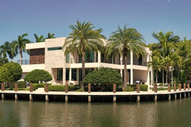 Limanı yaz tatili için mükemmel olan lüks villa. Yaz tatilini rahatlatmak için güzel bir villa. Modern villa yaz tatilinde. Villada yaz tatili için rüya gibi bir yer..