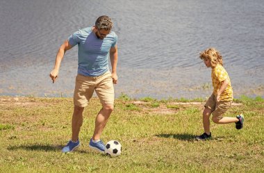 Baba ve oğul çocukluklarında futbol oynuyorlarmış. Oğlu ve babasının çocukluk anıları. Baba oğluyla iyi eğlenceler. Babalık yolculuğu. Baba ve oğul açık havada çocukluk maceralarını yaşıyorlar..