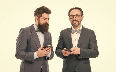 İnternetten al ve sat. Mobil uygulama akıllı telefonu. Çevrimiçi bankacılık hizmeti kavramı. İş adamları modern teknolojiden faydalanıyor. Mali göstergeler çevrimiçi. Çevrimiçi finans piyasası.