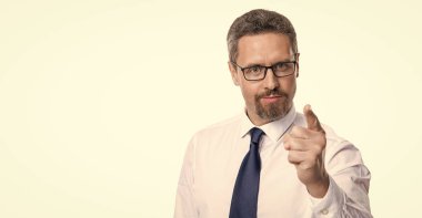 Beyaz üzerine izole edilmiş bir adam işaret ediyor, reklam. Adam stüdyoyu işaret ediyor. Adam arka planı işaret ediyor. Gözlüklerle işaret eden bir adamın fotoğrafı..