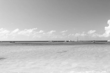 Yaz deniz manzarası. Yaz mevsiminin görüntüsü. Yaz mevsiminde gidilecek yer. Ufuk çizili yaz mevsimi.