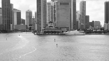 Miami Skyscraper binası ve yatı var. Miami 'nin gökdelen binasının şehir manzaralı ufuk manzarası. Skyline gökdelen binası. Miami gökdeleni şehir manzaralı..