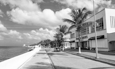 Cozumel, Meksika - 24 Aralık 2015: Seafront 'ta yaz gezisi caddesi yolu.