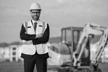 İnşaat mühendisliği mühendisi, kask tak, uzay afişini kopyala. İnşaat mühendisliğindeki mühendisin fotoğrafı. İnşaat mühendisliğinde mühendis. İnşaat mühendisliğinde mühendis..