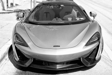 Los Angeles, Kaliforniya ABD - 13 Nisan 2021: Silver Grey McLaren Otomotiv Limited 570 'ler lüks spor araba. ön görünüm.