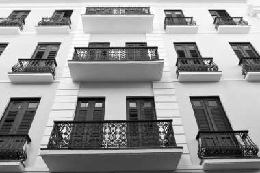 Balkon parmaklıkları dışarıda. Balkon parmaklıklarının fotoğrafı. Sarı evdeki balkon parmaklıkları. Balkon korkulukları cephesi.