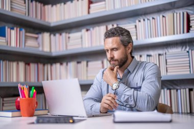 Online okul eğitimi. Estonya 'da dersteydim. Dijital sınıf. Sınıfta öğretmenin online eğitimi. Öğretmenler günü. Öğretmen çevrimiçi eğitim sunuyor. Uzaklık öğrenimi.