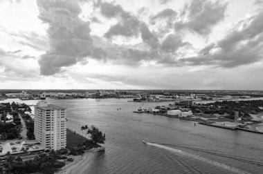 Manzara körfezde. Limanı olan bir körfez. Liman manzaralı körfez. Körfezdeki manzaranın fotoğrafı.