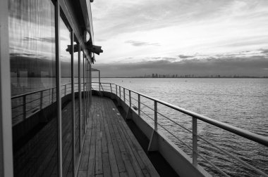 Gün batımında tekne gezisinden deniz manzarası. Tekne gezisinden deniz manzarası. Tekne turundan kalma deniz manzarası. Tekne gezisinden deniz manzarası.