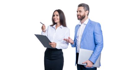 İş sözleşmesi imzalayan iş adamları izole edildi. İş ortaklığı. İş adamları analitiği. İş toplantısında sözleşme imzalamak. Başarılı pazarlıklar. Şirket birleşmesi. Veriler analiz ediliyor.