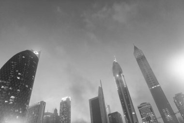 Dubai, Birleşik Arap Emirlikleri - 23 Aralık 2017: Dubai 'de akşam gökdelen mimarisi gökdeleni gökdeleni.