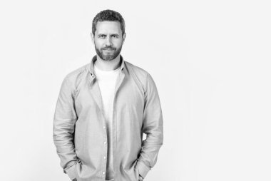 Gri arka planda sakallı, fotokopi alanı olan olgun bir adam. Stüdyoda sakallı, olgun bir adam. Sakallı, olgun bir adamın fotoğrafı. Kirli sakallı, normal gömlekli olgun bir adam..