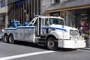 New York City, ABD - 11 Kasım 2023: MTA Mack Granite Trafik Aracı, yan görüş.