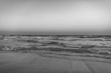 Denizle birlikte gün batımı. Doğanın batan deniz manzarası. Doğanın günbatımının fotoğrafı. Sahilde gün batımı.