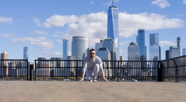 Sporcu, New York 'un açık havasında yarışmaya hazır..