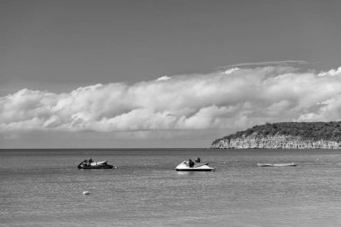 Adanın sahilinde yaz tatili jetski 'si. Yaz tatili jeti. Deniz Burnu 'nda yaz tatili jeti. Yaz tatilinde deniz kenarında jet ski..